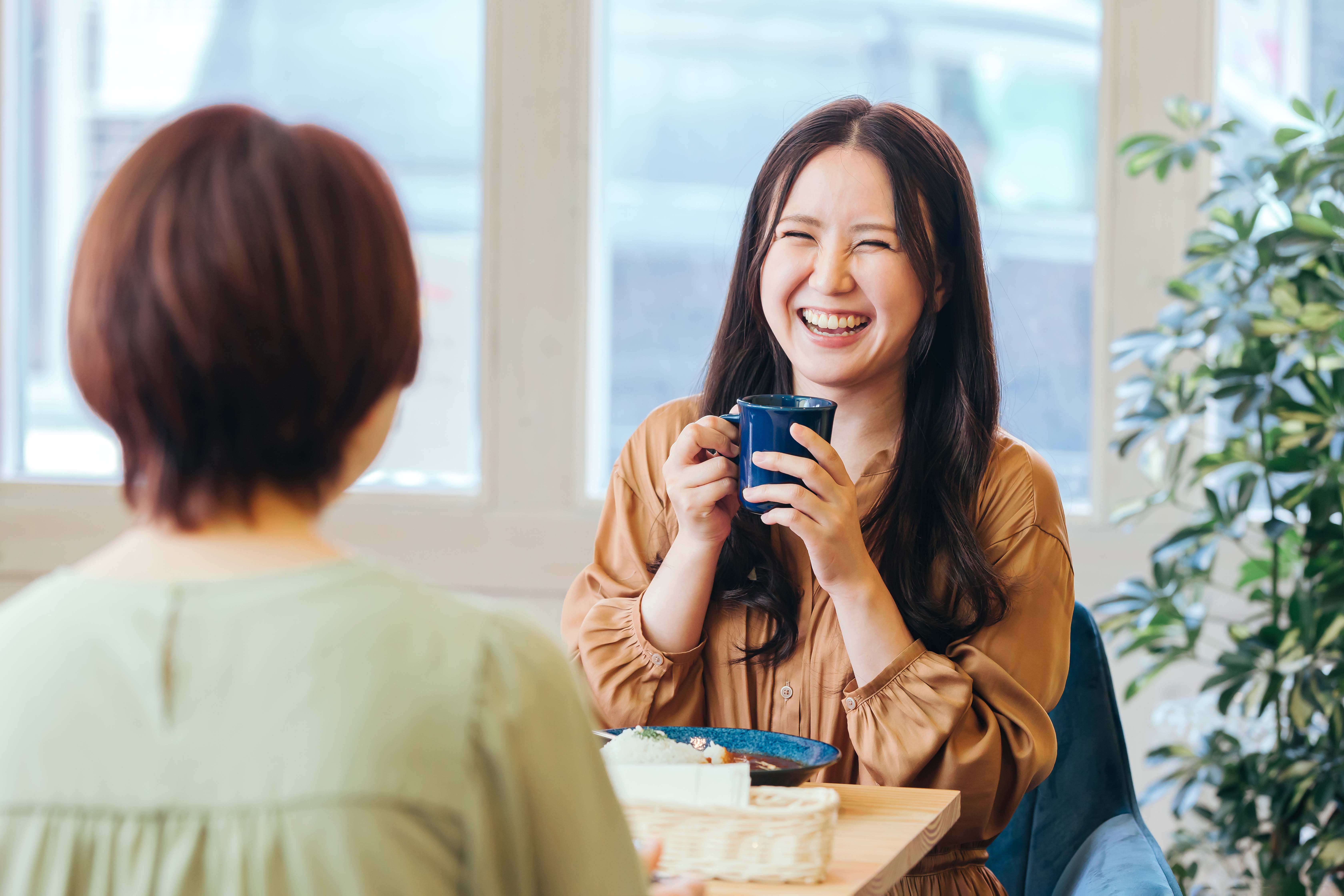 カップを持っている笑顔の女性