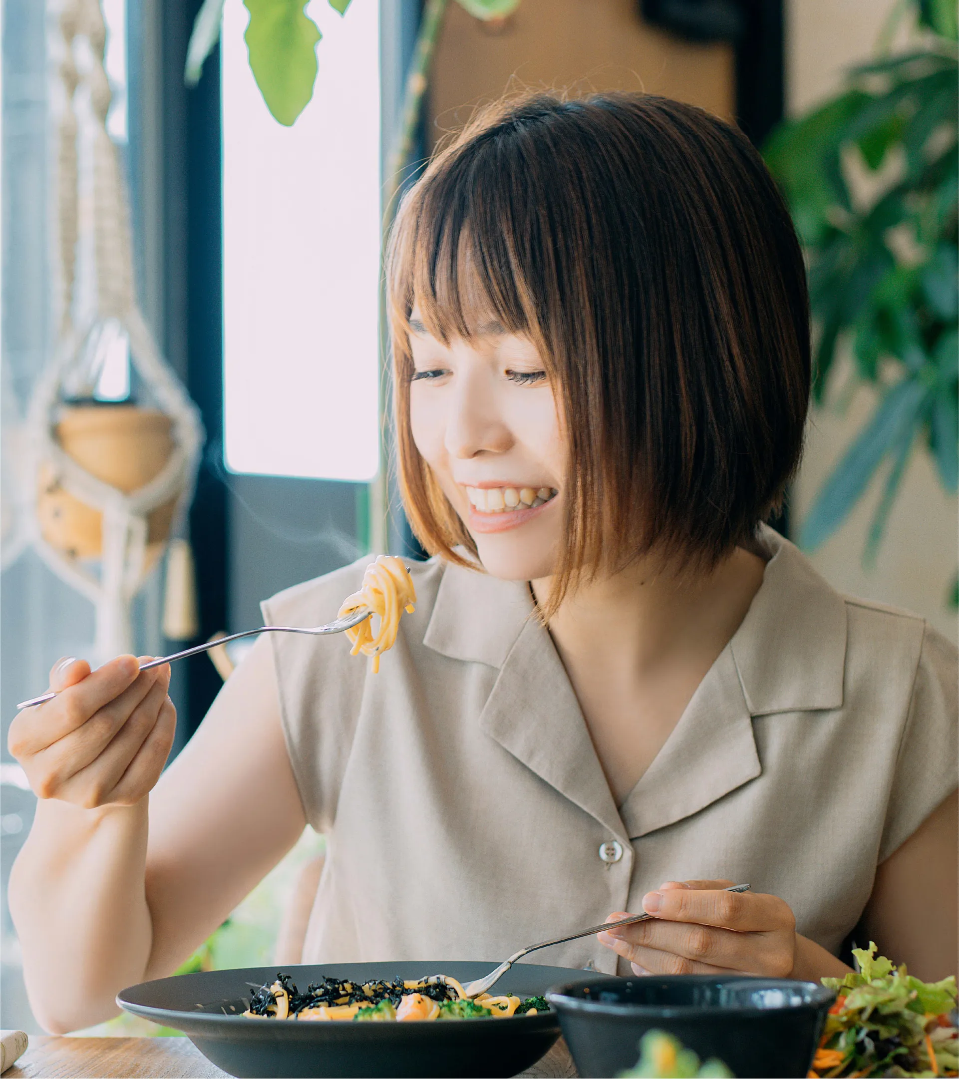 パスタを食べている女性の写真