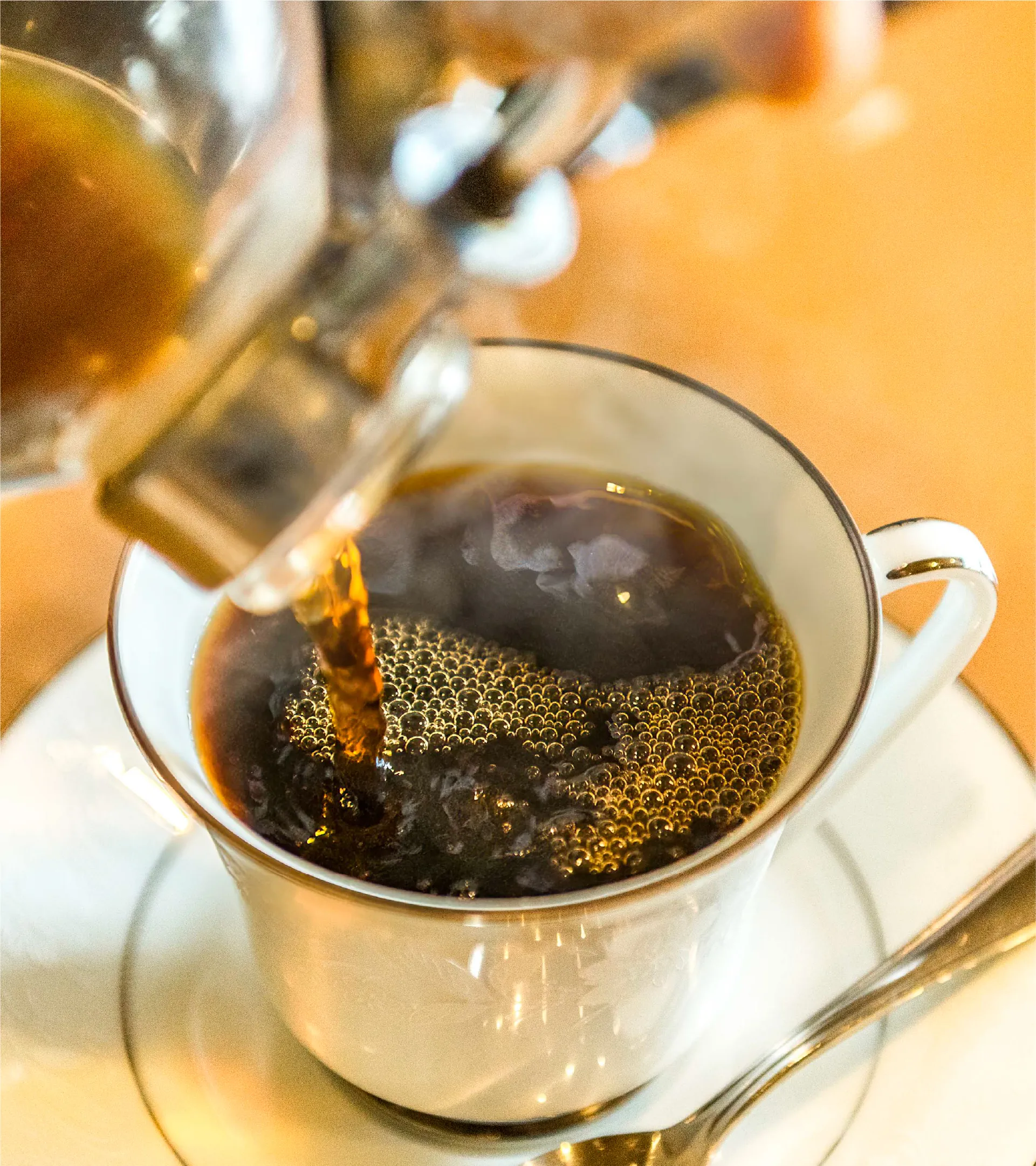 カップにコーヒーをいれている写真