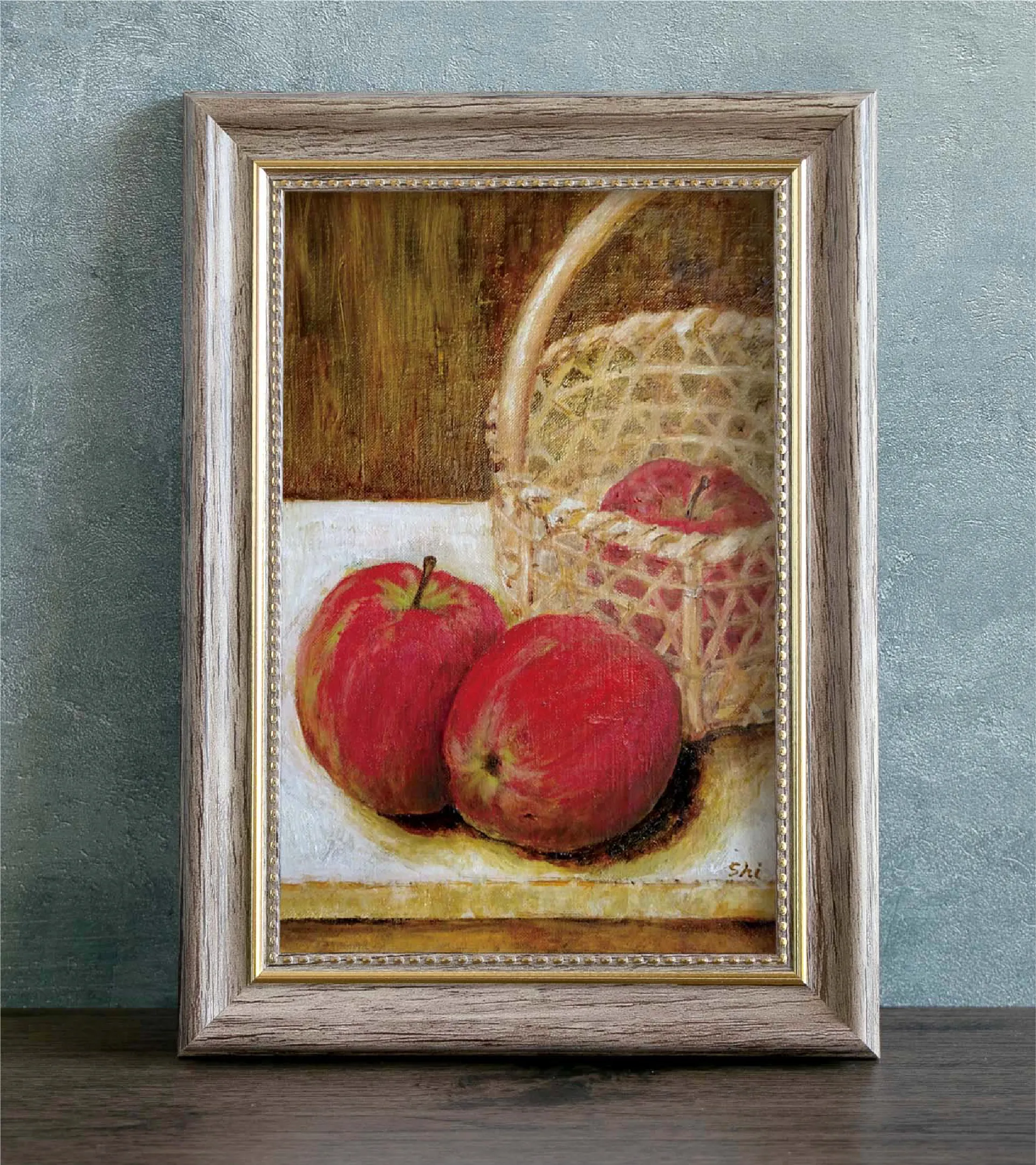 額縁に入っているリンゴの絵画