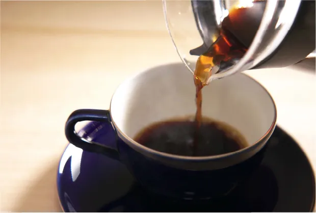 カップにコーヒーを入れている写真