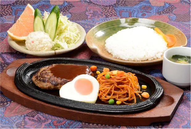 ハンバーグステーキ定食の写真