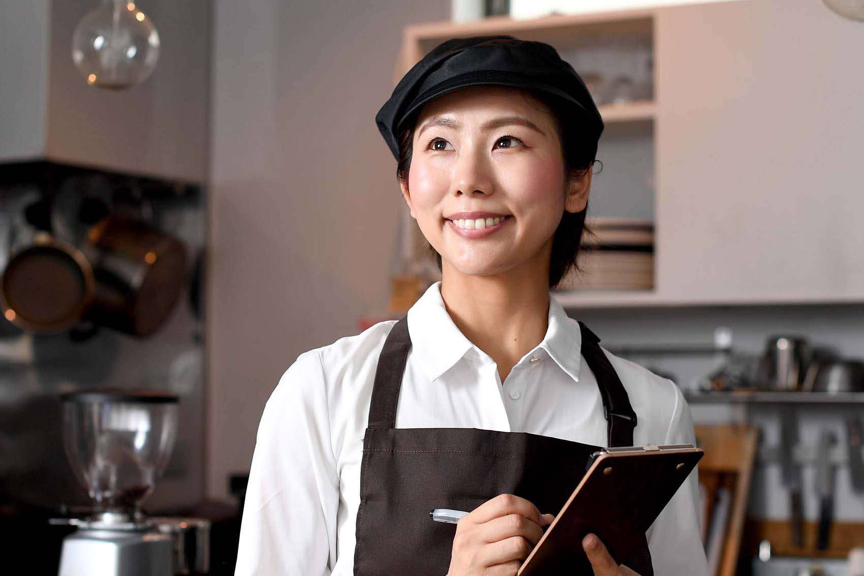 笑顔で振る舞うスタッフ